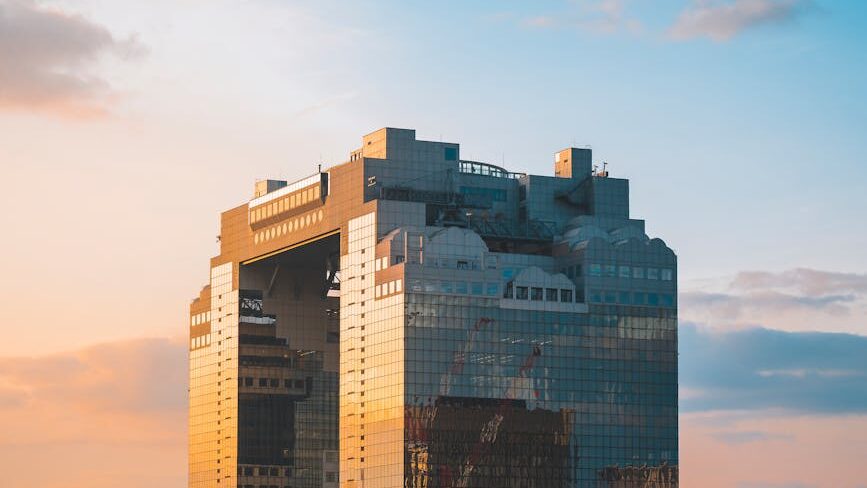 大阪・梅田エリアの不動産市場分析：商業と住宅の両面から見る投資機会